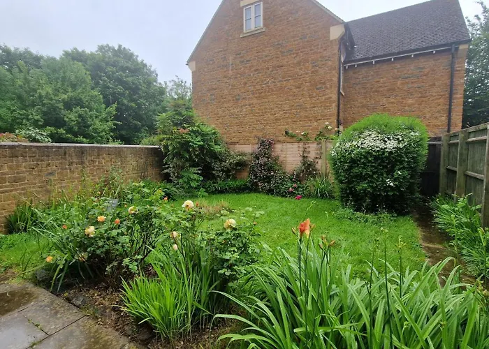 Tall Trees. Luxury North Cotswold Cottage